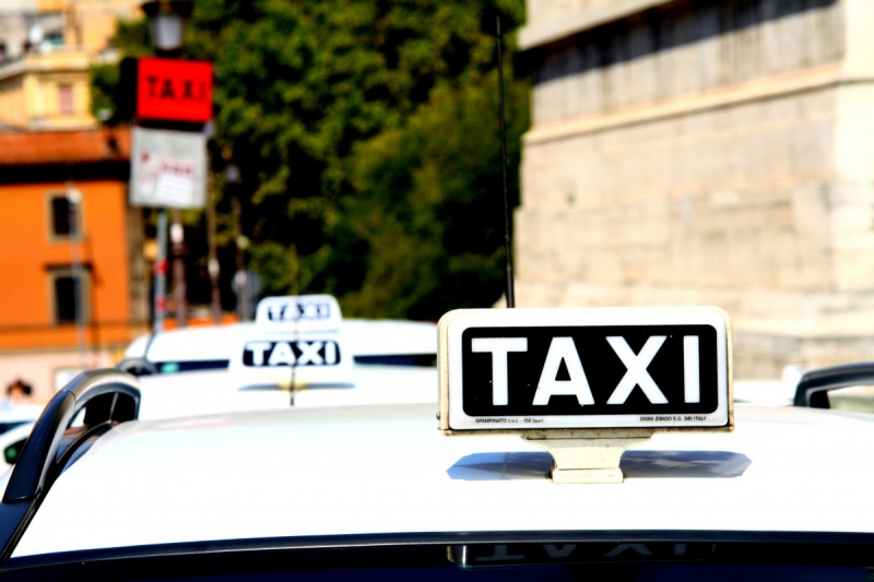 taxis-LA VALETTE DU VAR-min_taxi_auto_rome_road_white-1051610